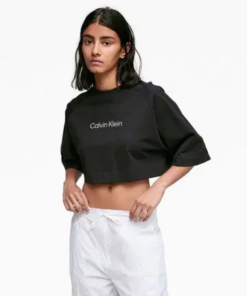 Calvin Klein 크롭 기장 반팔 티셔츠 블랙