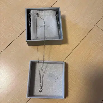 MICHAEL KORS 목걸이 MK 로고 서클 스톤