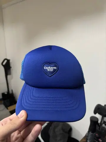 Carhartt WIP 하트 로고 메쉬 캡 블루