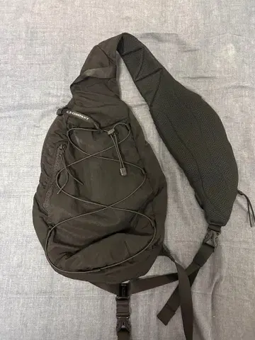 CP 컴퍼니 렌즈 숄더백 블랙