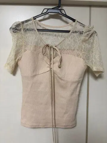 and mary 레이스 절개 반팔 상의