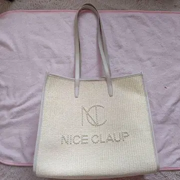 NICE CLAUP 토트백 펄 로고 스트로우풍 소재