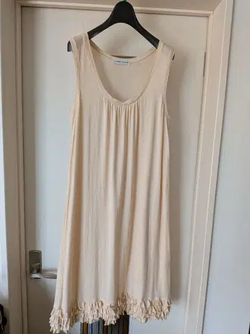 TSUMORI CHISATO 슬리브리스 밑단 프릴 옅은 핑크 베이지