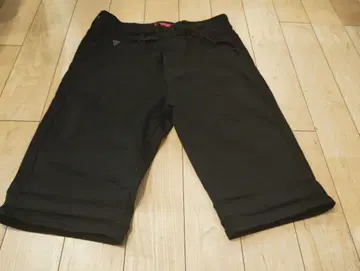 GUESS 하프 팬츠 블랙