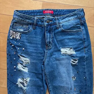 GUESS 비쥬 장식 데미지 데님 팬츠