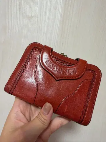ANNA SUI 이단 접이식 천연 가죽 지갑