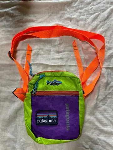 UNISEX shoulder bag.