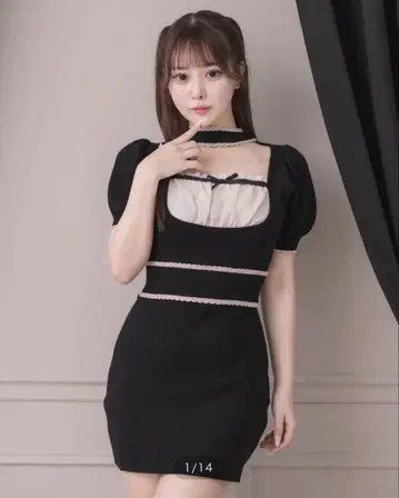 pium 초커 포함 요크 절개 니트 원피스