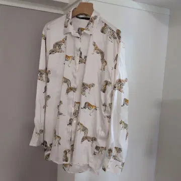 ZARA 타이거 패턴 긴팔 셔츠 화이트