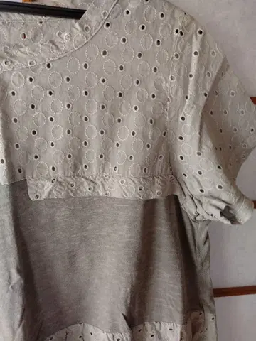 지우 레이스 절개 반팔 T셔츠 그레이