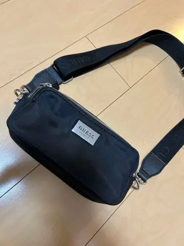 GUESS 바디백