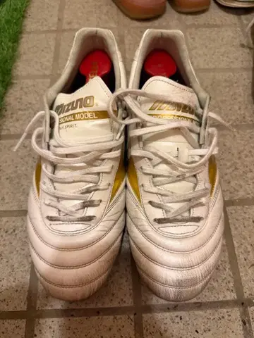 MIZUNO MORELIA 축구 스파이크 화이트 골드