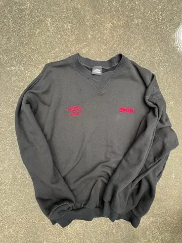 UMBRO 9090 맨투맨 블랙 자수 로고