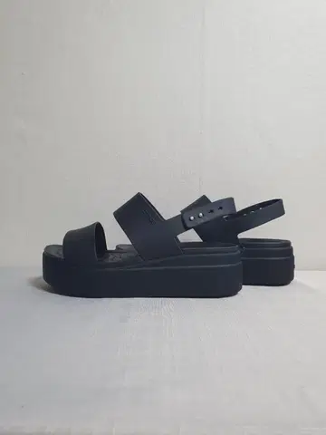 크록스 브루클린 로우 웨지 샌들 블랙 240mm
