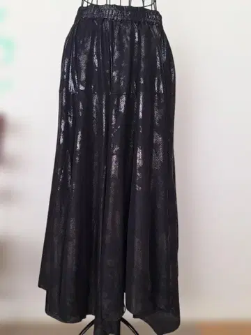 JEANASIS 블랙 메탈릭 플레어 스커트