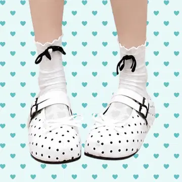 URE lzoVa 도트 무늬 통굽 메리 제인 슈즈 화이트 x 블랙