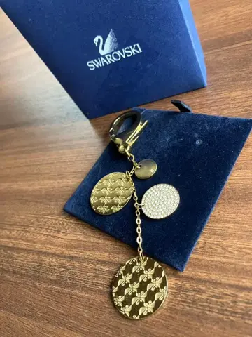 SWAROVSKI 스와로브스키 키링 브랜드 마크 골드 스완