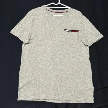 새상품급 TOMMY HILFIGER 반팔 T셔츠 가슴 포켓 플래그 로고