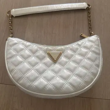 GUESS 퀼팅 숄더백 화이트