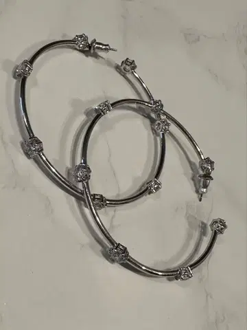SWAROVSKI 후프 귀걸이 양쪽용 실버 색상 상자 없음