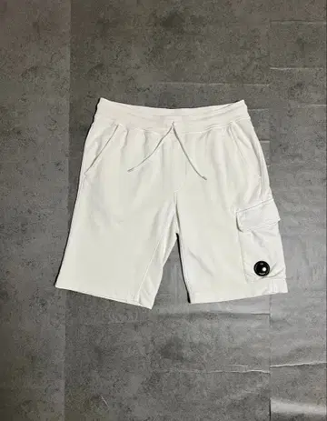 C.P. COMPANY 숏팬츠 렌즈 화이트 L