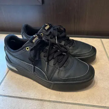 PUMA 블랙 스니커즈 SOFTFOAM+