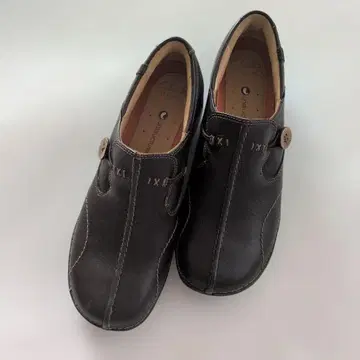 Clarks Unstructured 슬립온 브라운
