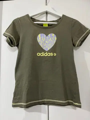 adidas 하트 로고 반팔 T셔츠 카키 M 사이즈 y2k