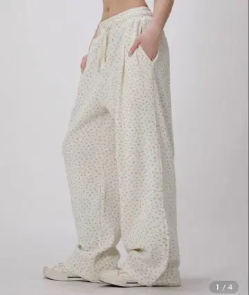 LIKE THE MOST 프릴 플라워 와플 핀턱 팬츠 오트밀