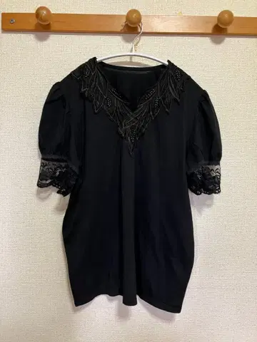 긴자 매기 반팔 티셔츠 블랙 레이스 자수 비즈 장식 V넥 하자품