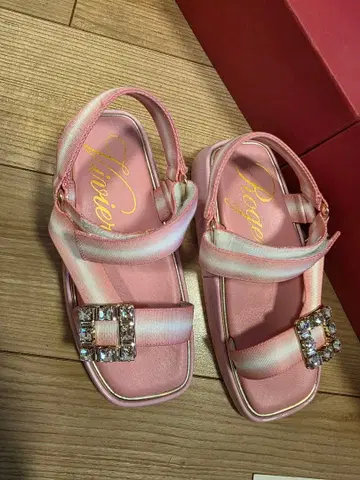 로저 비비에 크리스탈 버클 샌들 핑크