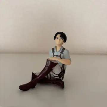 진격의 거인 리바이 피규어 제일복권 G상 생환하라 조사병단 앉은 모습