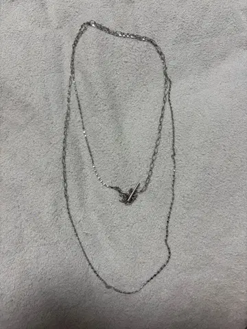 실버 컬러 롱 목걸이