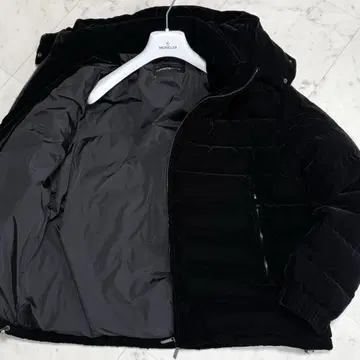 새상품급 EMPORIO ARMANI 54/XXXL 벨로아 다운 자켓 블랙