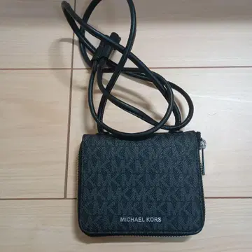 거의 미사용 [ MICHAEL KORS ] 스트랩 포함 접이식 지갑