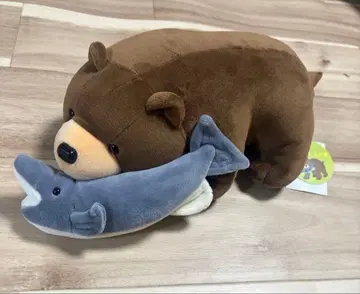 연어 먹는 곰 봉제 인형