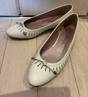 22.5cm 긴자 카네마츠 슬렌더 플랫 발레 슈즈 화이트