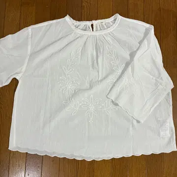 새상품급 IENA 화이트 자수 블라우스 오부소매