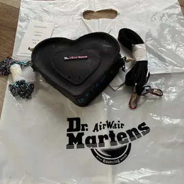 새상품 Dr. Martens BT21 하트형 미니 숄더백 더스트백 포함