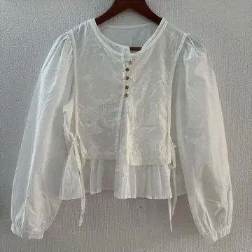 화이트 자수 긴팔 블라우스 페플럼 디자인