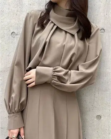 레어품 anuans 스카프 넥 블라우스 ( KHAKI ) 아뉴앙스