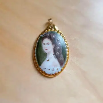 세상에 하나뿐인 손그림 엘리자베트 황후 초상화 펜던트 탑
