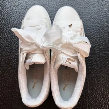 미사용 새상품 PUMA Basket Heart 화이트 스니커즈
