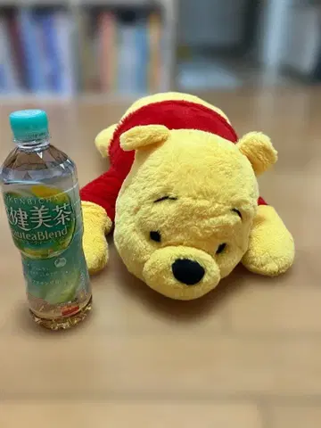 곰돌이 푸 봉제 인형 늘어져 있는