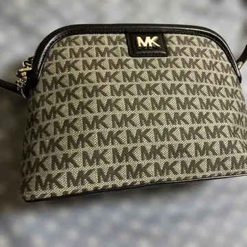 MICHAEL KORS MK 로고 숄더백 새상품급