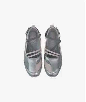 OJOS 오호스 Strap Embossed Toe Shoes