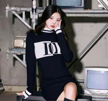Darich 다리치 자카드 로고 니트 원피스