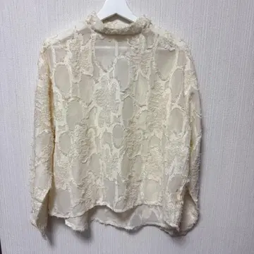 앞뒤 2WAY 프린지 자카드 긴팔 블라우스 아이보리