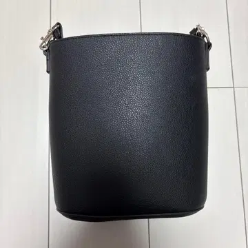 유니클로 레더 터치 버킷 숄더백