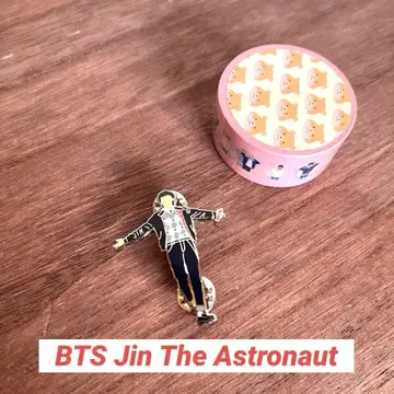 BTS 진 핀 배지와 마스킹 테이프